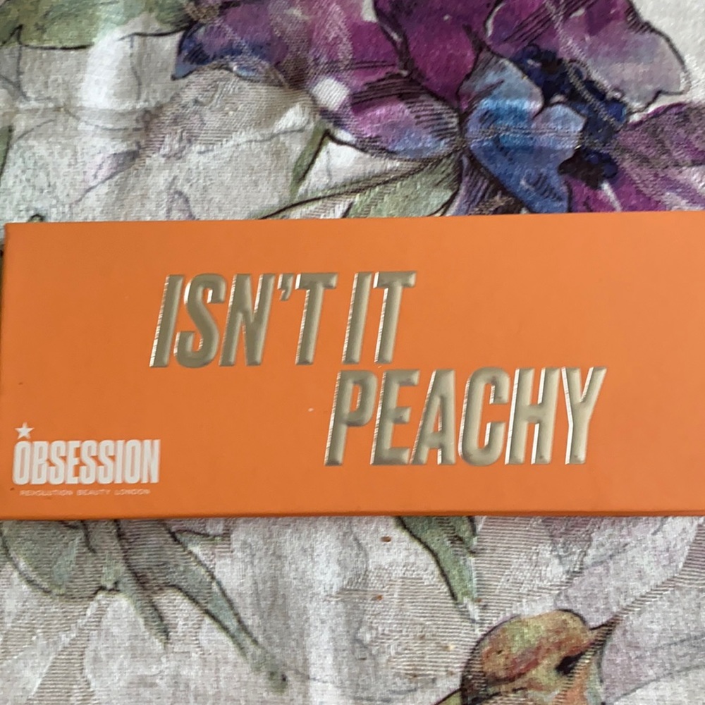 Revolution Beauty isn’t it peachy blush palette
